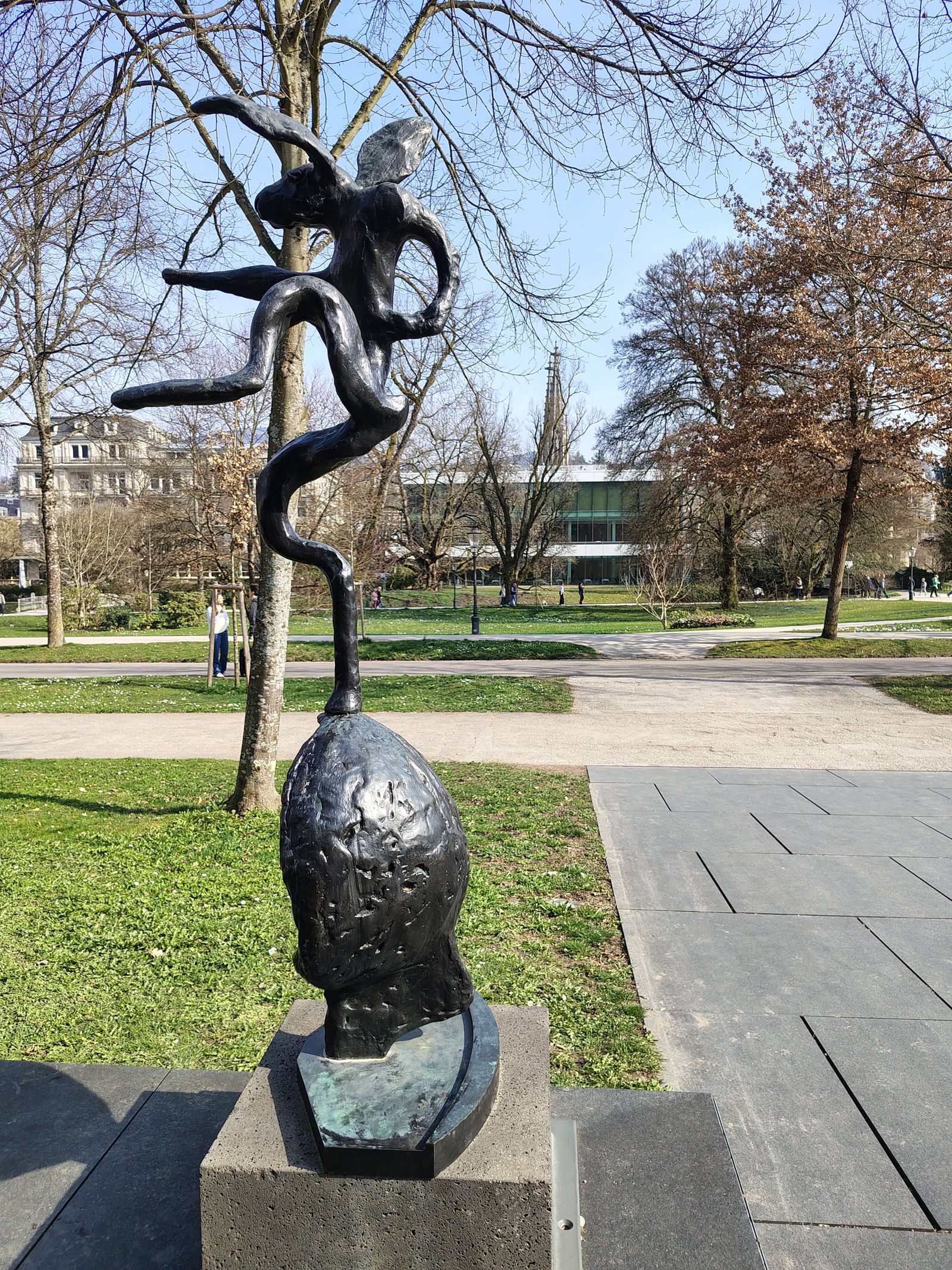 A bronze in the Lichtentaler Allee, the Museum Frieder Burda behind it