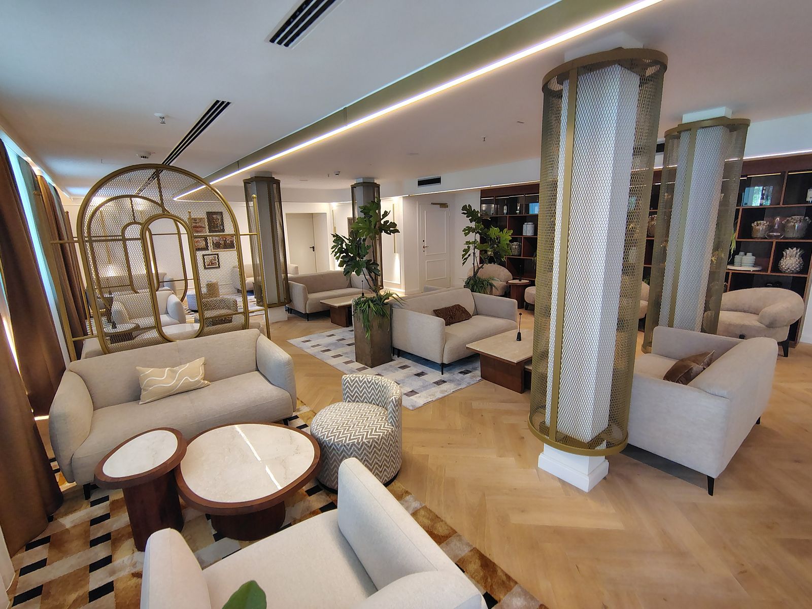 A lounge built around its own columns, Badischer Hof
