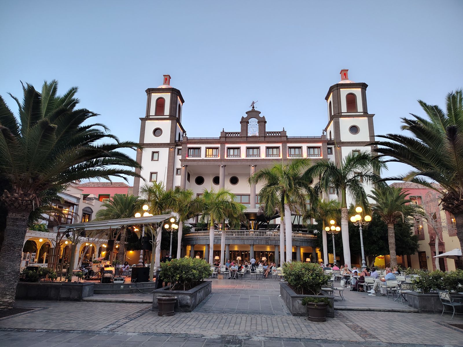 The colonnade and dome at Lopesan Villa del Conde, Meloneras