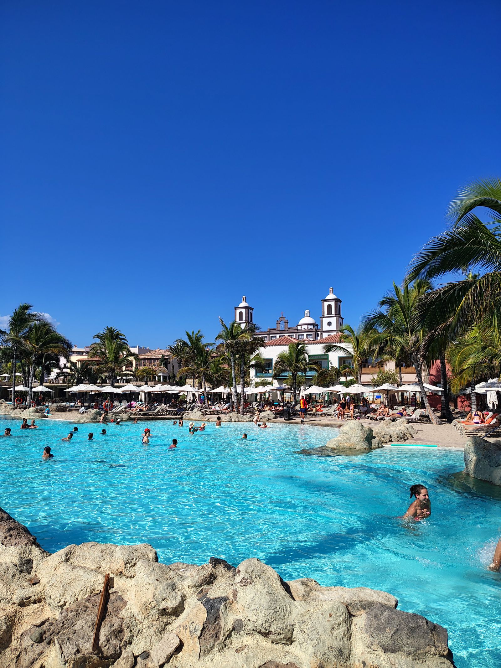 The big Lopesan lagoon pool, rocks and all