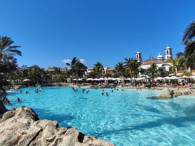 The same Lopesan pool from the shallow end, resort behind