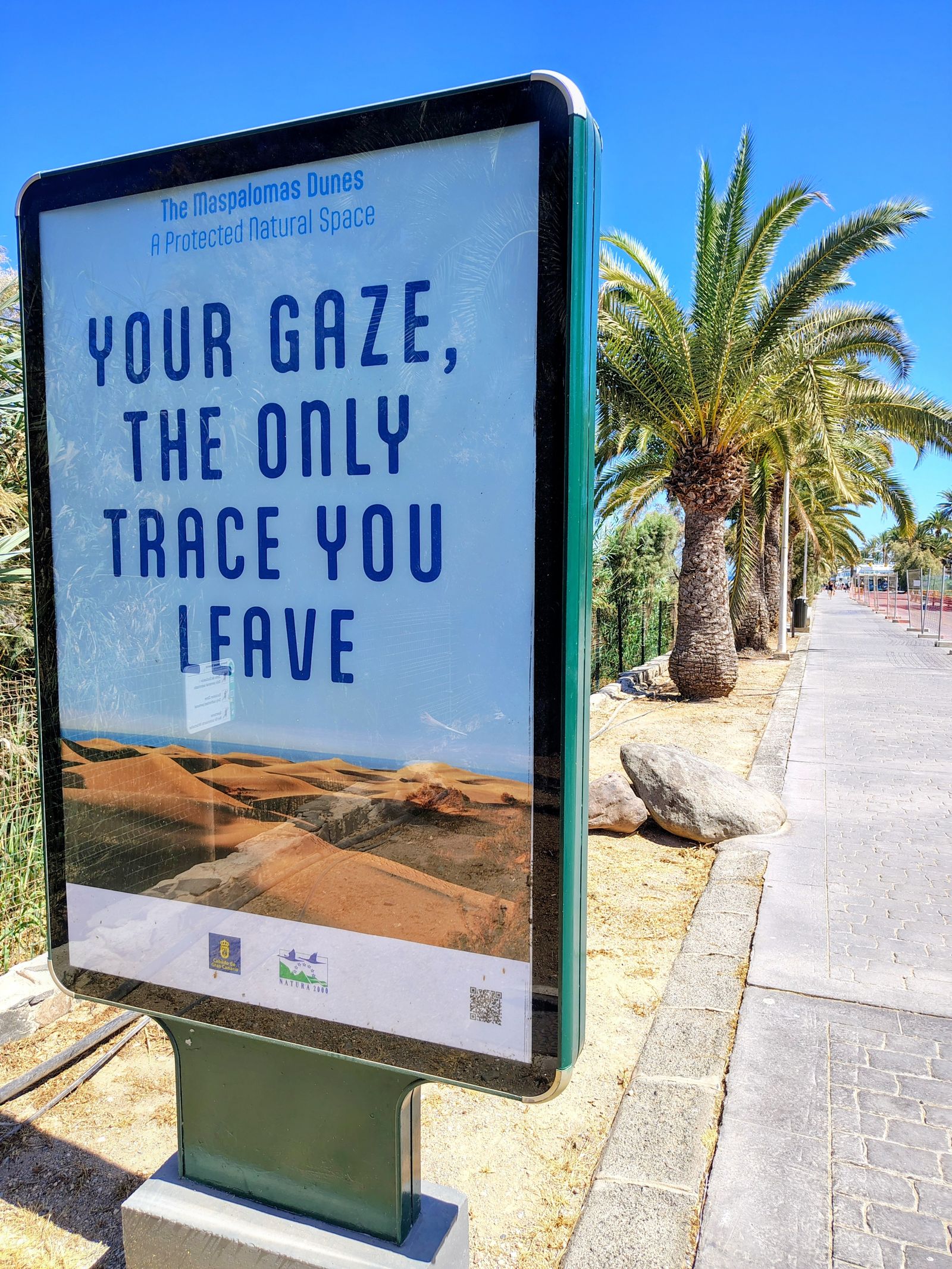 A dunes-conservation sign on the promenade: your gaze, the only trace you leave