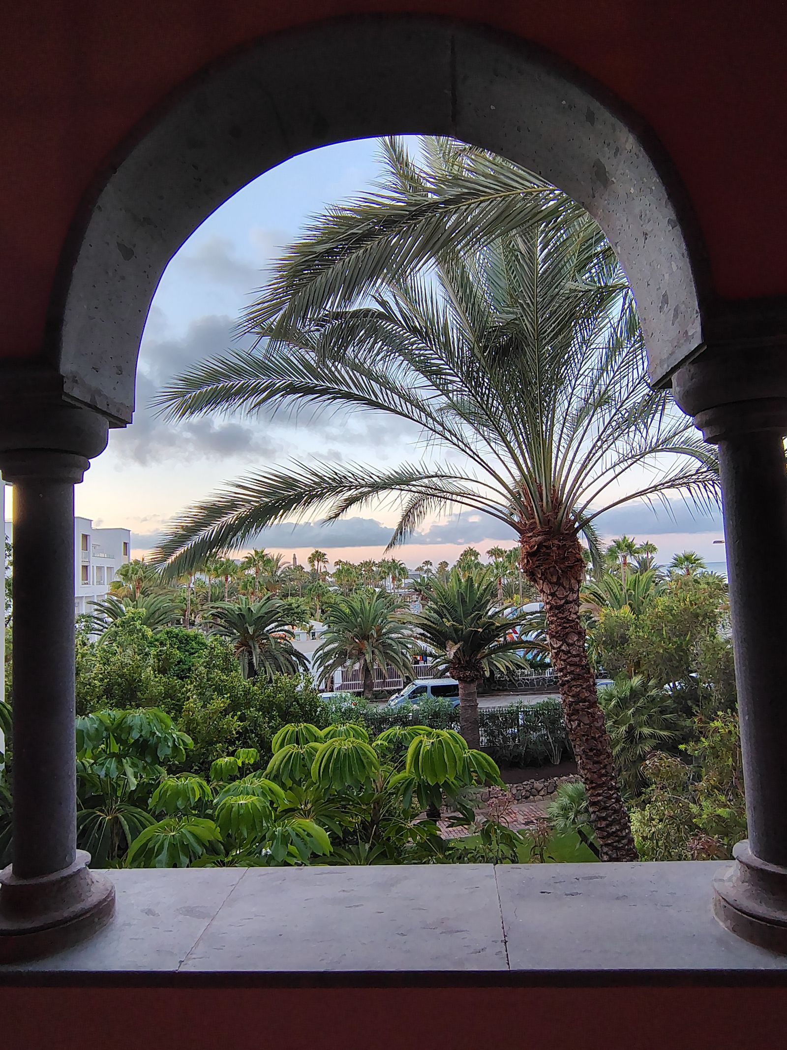 Through the Lopesan arcade, first thing in the morning