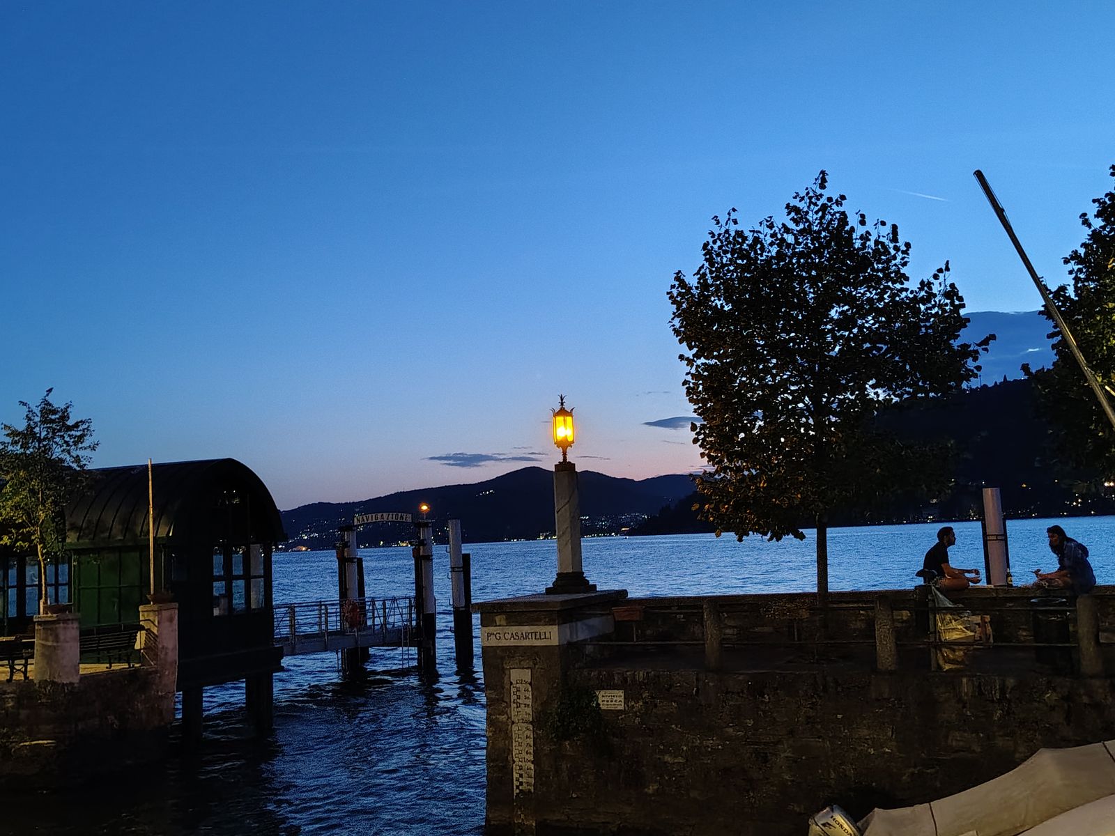 A lamp on the quay after dinner