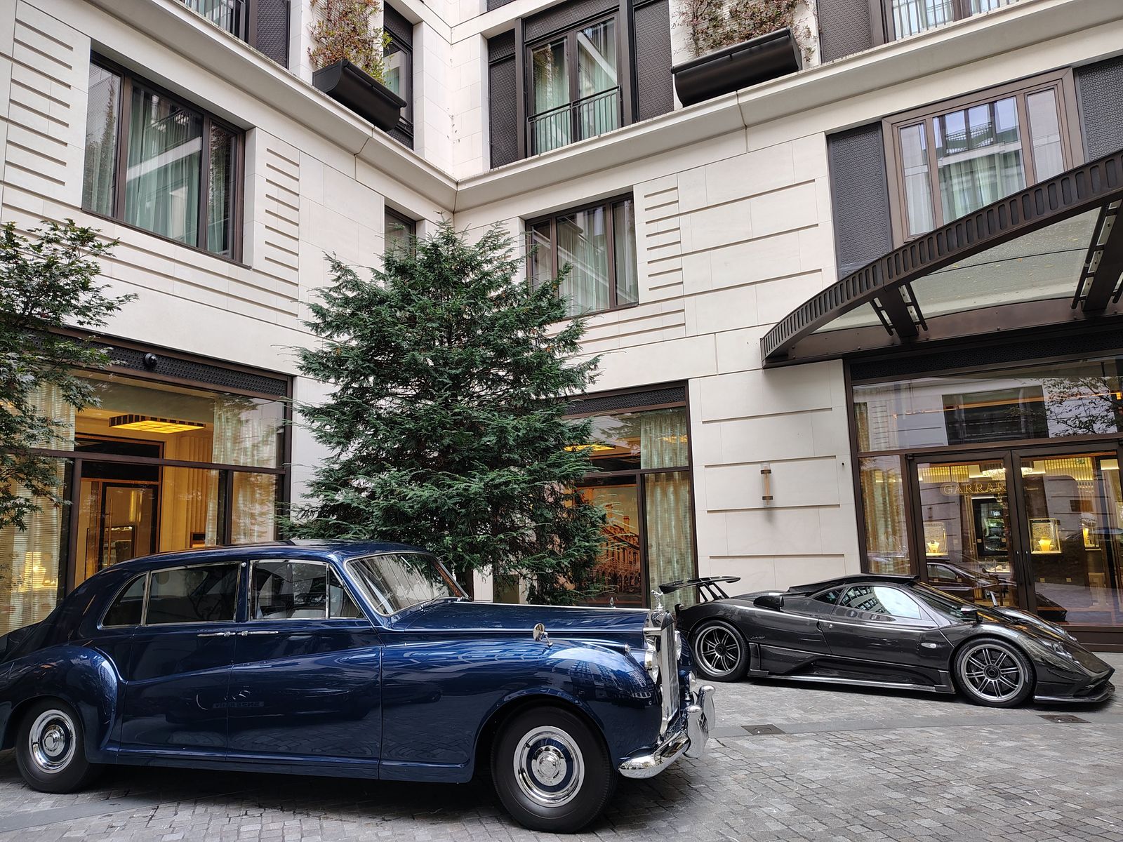 A vintage Rolls-Royce and a Pagani in a Belgravia courtyard